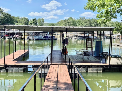 Quiet neighborhood, 2 Bedroom house, Lake front with dock, close to town
