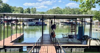 Quiet neighborhood, 2 Bedroom house, Lake front with dock, close to town