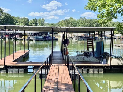 Quiet neighborhood, 2 Bedroom house, Lake front with dock, close to town