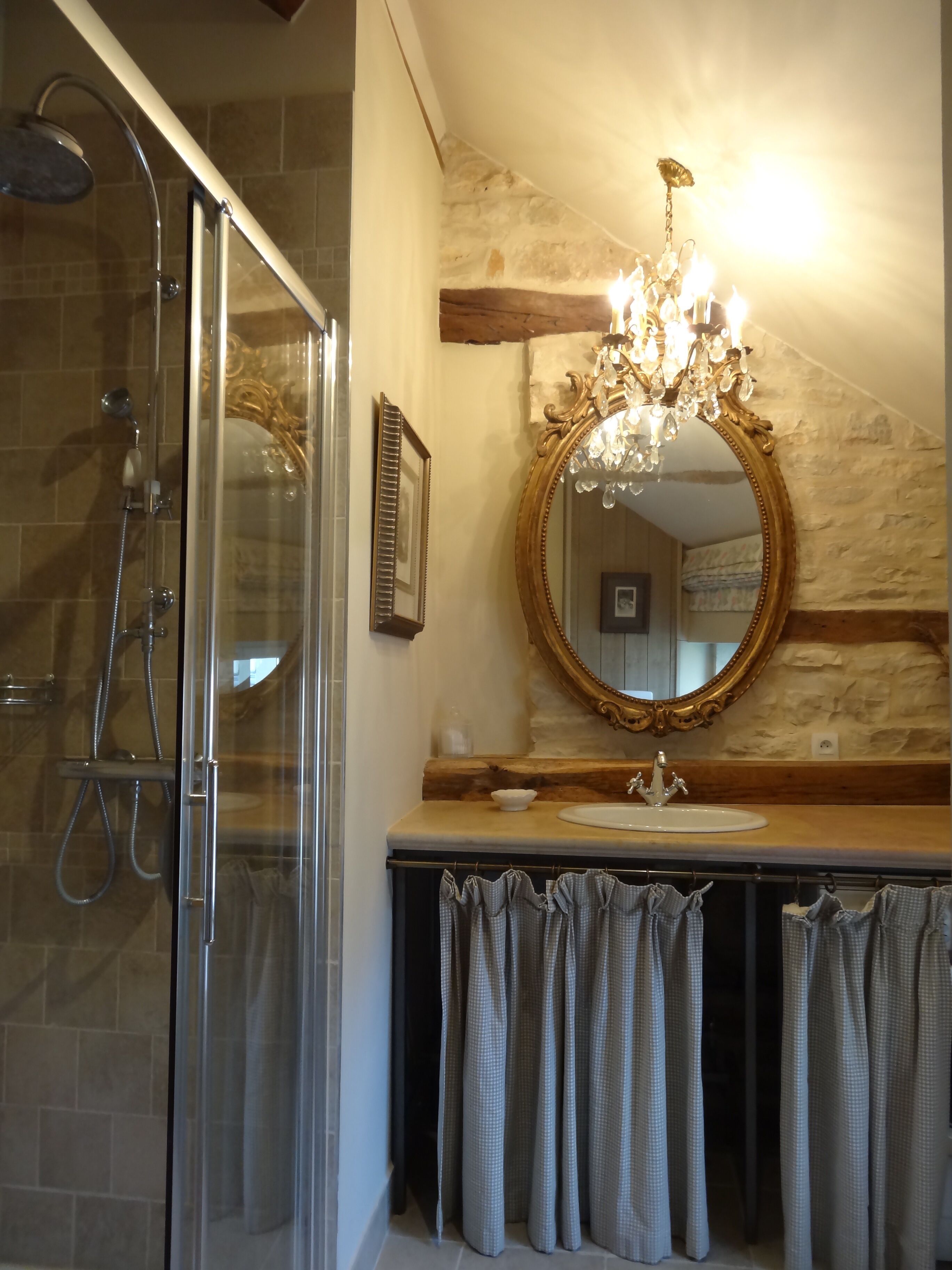 Douche, sèche-cheveux, serviettes fournies