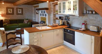 High Quality 17thc charming Cottage, Meursault village, sleeps 2