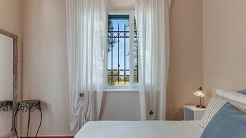 4 slaapkamers, een strijkplank/strijkijzer, reisbedje, wifi