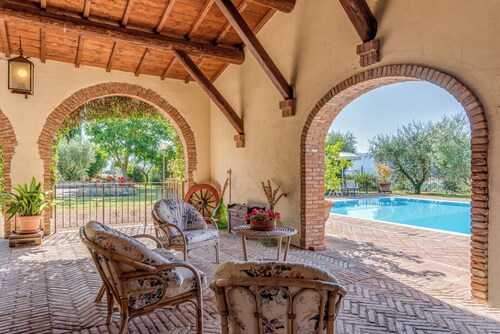 Independent villa with swimming pool and garden immersed in the Tuscan hills