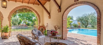 Independent villa with swimming pool and garden immersed in the Tuscan hills