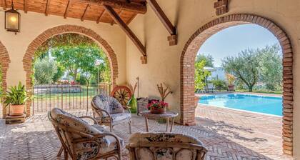 Villa indépendante avec piscine et jardin immergé dans les collines toscanes