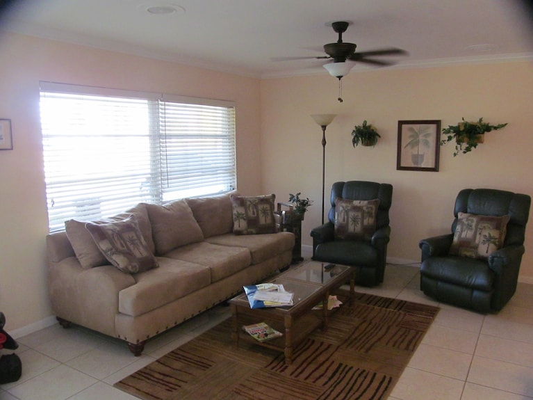 Caloosahatchee Boaters: Tropical Bungalow With Water View - Lehigh Acres, FL