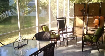 Caloosahatchee Boaters: Tropical Bungalow with Water View