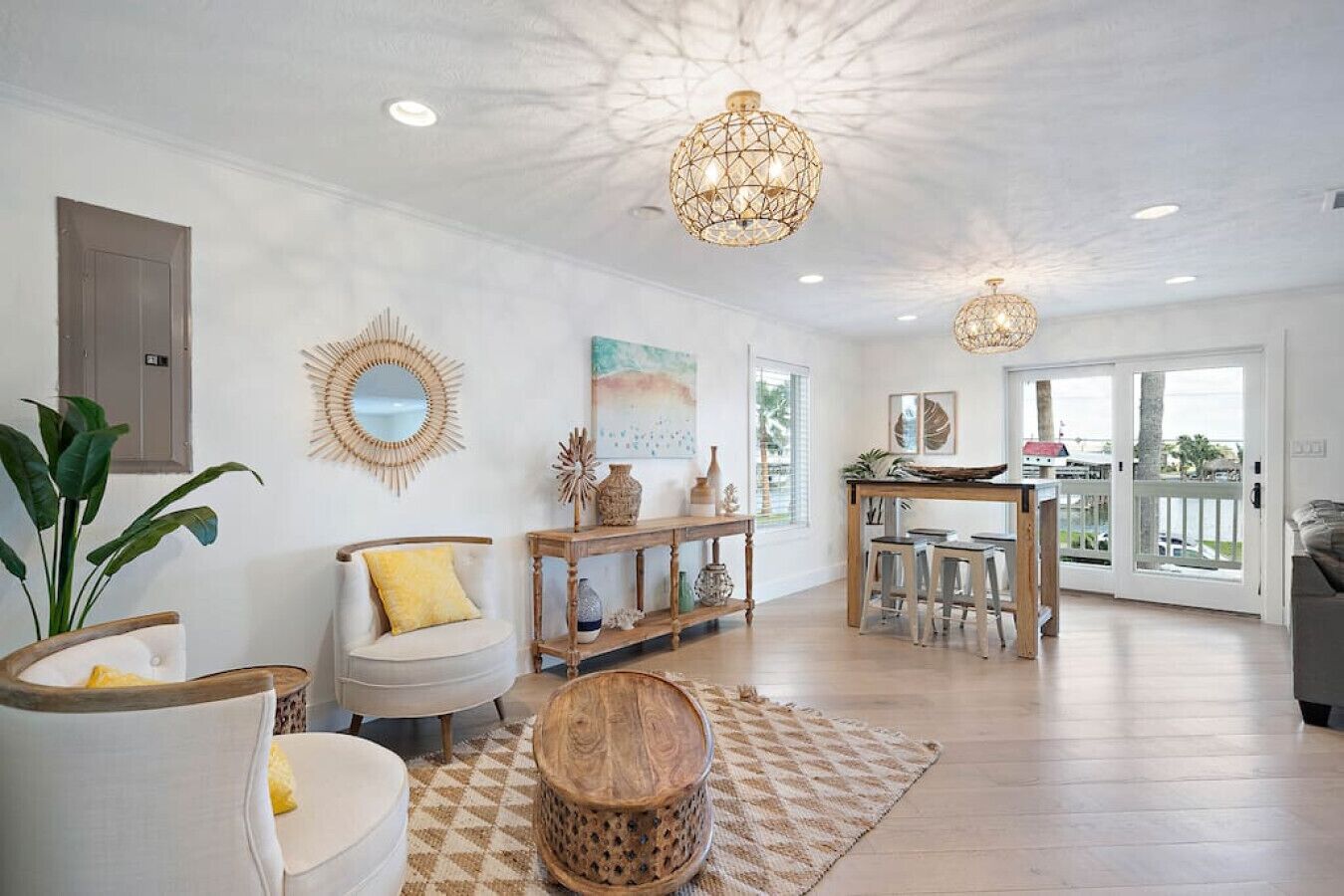 TV connectée, jeux vidéo, baby-foot, livres