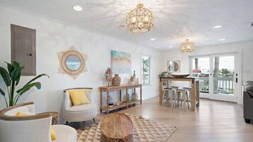 Älytelevisio, videopelejä, pöytäjalkapallopöytä, kirjoja