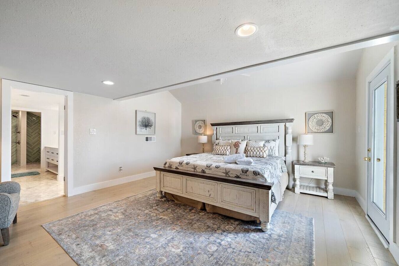 6 bedrooms, desk, iron/ironing board, travel crib