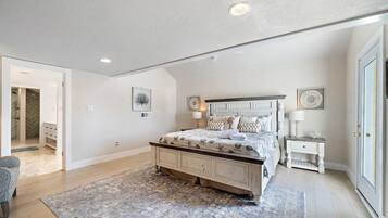 6 bedrooms, desk, iron/ironing board, travel crib