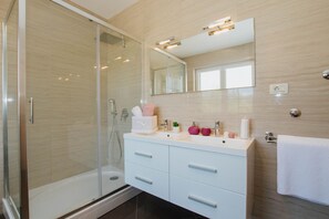 Secadora de cabello, toallas, jabón, papel de baño 