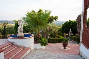 Property grounds - VILLA DI ROSA | HOLIDAY IN SICILY (Villafranca Sicula)