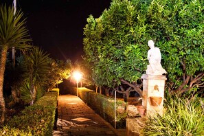 Property grounds - VILLA DI ROSA | HOLIDAY IN SICILY (Villafranca Sicula)