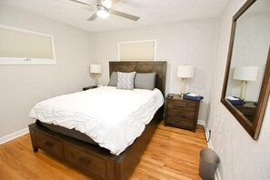 4 bedrooms, iron/ironing board, free WiFi, bed sheets - Remodeled home 1 mile from Notre Dame (1150) (South Bend)