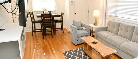 Una televisión, una chimenea, una oficina