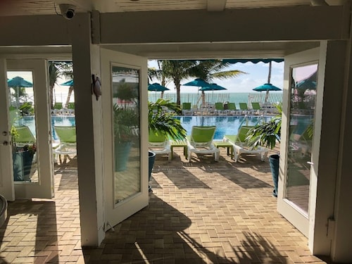 House on 26 and 7th ST in KEY Colony Beach W/Dock up to 55ft by 17 W/CABANA CLUB