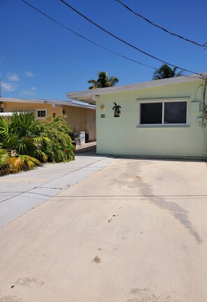 Property grounds - House on 26 and 7th ST in KEY Colony Beach W/Dock up to 55ft by 17 W/CABANA CLUB (Key Colony Beach)