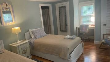 3 bedrooms, desk, iron/ironing board, free WiFi