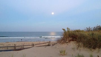 Playa en los alrededores, camastros y toallas de playa