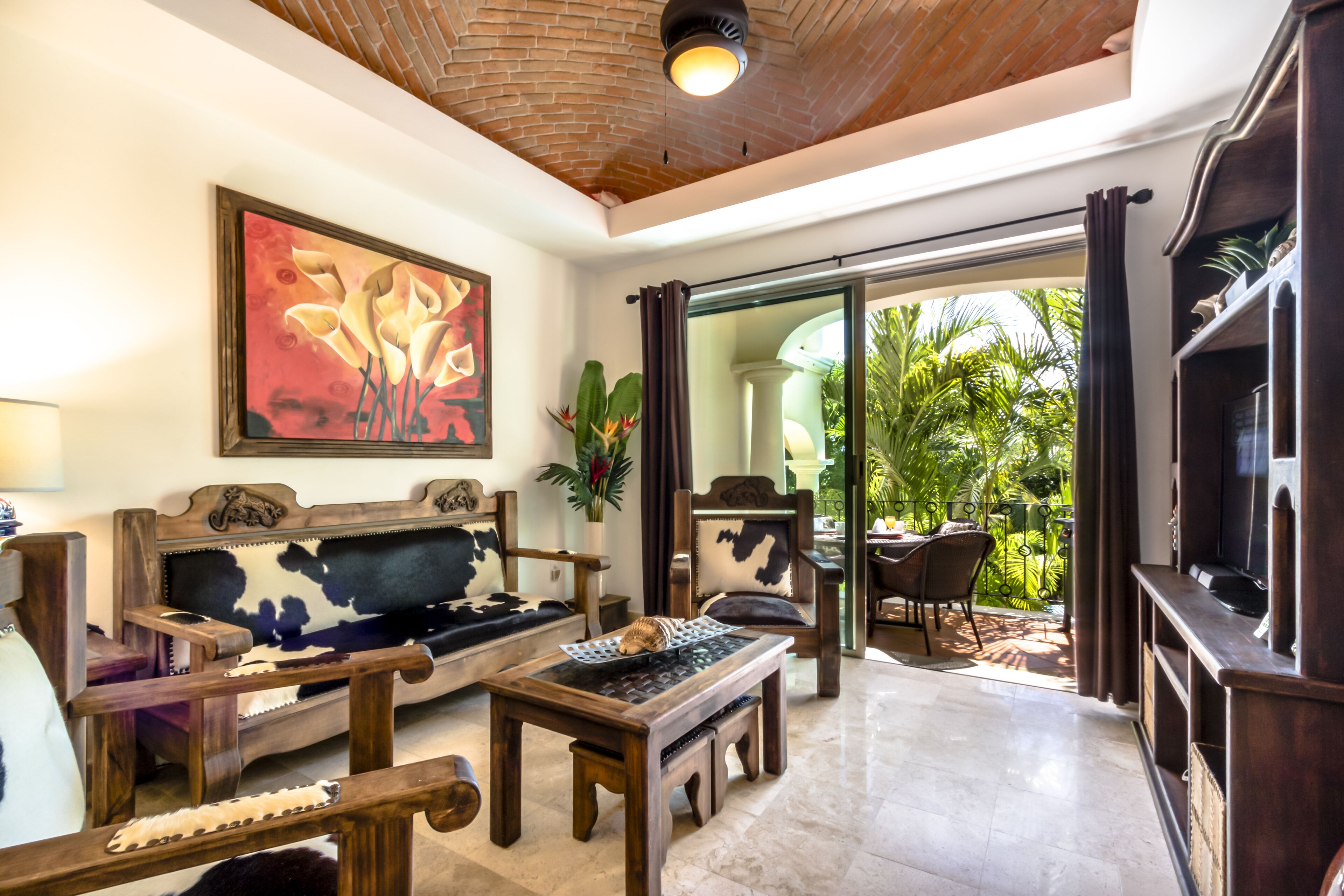 Una televisión, un reproductor de DVD, un reproductor estéreo