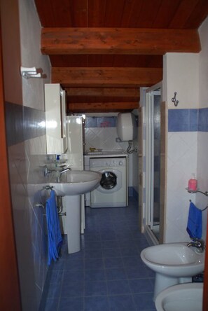 Shower, hair dryer, bidet, towels - Adelaide House in the heart of Punta Secca five meters from the beach (Santa Croce Camerina RG  Sicilia)