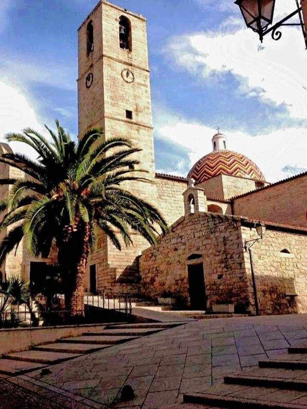 A historic building with a clock tower and a dome. - Cozy rooms to rent in Olbia City Center (Olbia)