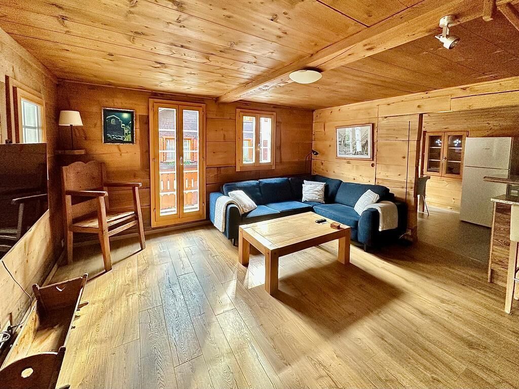 TV connectée, livres, chaîne hi-fi