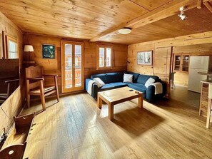 TV connectée, livres, chaîne hi-fi