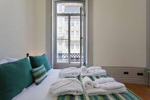 2 bedrooms, in-room safe, desk, iron/ironing board - Boutique Rentals - Toledo's One & Only Apt in Ribeira (Porto)