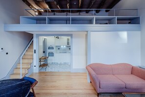 Smart TV - Boutique Rentals - Toledo's One & Only Apt in Ribeira (Porto)