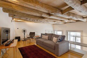 Smart TV - Boutique Rentals - Toledo's One & Only Apt in Ribeira (Porto)