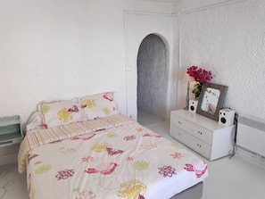 A bedroom with a bed, a dresser, a mirror, and a small table with flowers. - Fisherman's view: An idyllic retreat for a couple, facing a stunning lake (Bages)