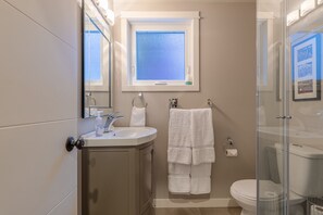 Tina con regadera, secadora de cabello, piso con calefacción, toallas 