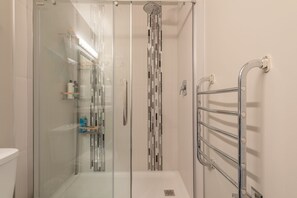 Duschwanne, Haartrockner, Fußbodenheizung (Badezimmer), Handtücher