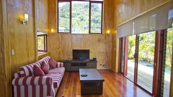 Smart TV, libros, estéreo