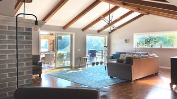 Téléviseur connecté, foyer, lecteur de DVD, livres