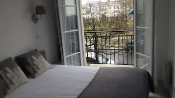 1 habitación, tabla de planchar con plancha y cuna de viaje