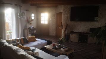 3 bedrooms, iron/ironing board, free WiFi, bed sheets