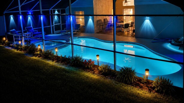 Een modern huis met een zwembad, overdekte patio en een terras.