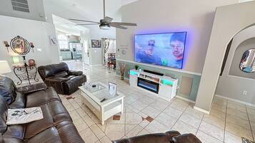 Smart TV, chimenea, videojuegos y libros