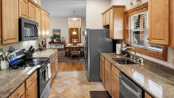 Full-size fridge, microwave, oven, stovetop