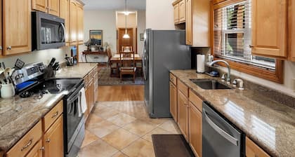 Large & Luxurious Condo in Smoky Mountain Country Club with Washer & Dryer!