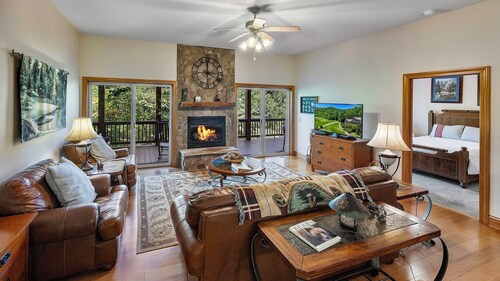 Large & Luxurious Condo in Smoky Mountain Country Club with Washer & Dryer!