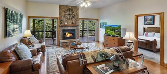 Large & Luxurious Condo in Smoky Mountain Country Club with Washer & Dryer!