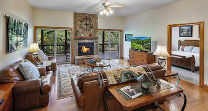 Large & Luxurious Condo in Smoky Mountain Country Club with Washer & Dryer!