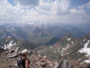 Un paysage montagneux caractérisé par un terrain rocheux et des zones enneigées.