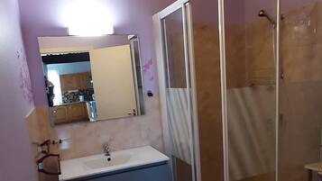 Een douche, een haardroger, handdoeken, toiletpapier