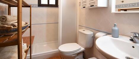 Een douche, handdoeken