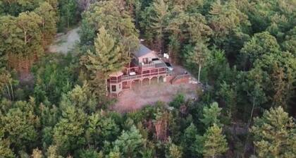 SECLUDED, nueva cabaña artísticamente construida, Hampshire Hill, New Sharon, ME